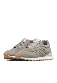Scarpe sportive in suede grigio chiaro con dettagli texturizzati, punta arrotondata e suola in gomma bianca. Presentano lacci grigi e logo sulla linguetta.