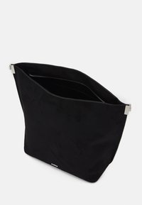 Borsa a mano nera rettangolare con dettagli argentati e una zip superiore, mostrata aperta su uno sfondo bianco.