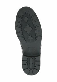 Suela de goma negra con un profundo dibujo y patrones cruzados; sección de talón reforzada; diseño plano, adecuado para ofrecer tracción en diversas superficies.