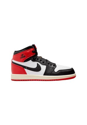Sneaker alta in pelle rossa, bianca e nera con lacci neri e il testo "Sky Jordan" sul colletto della caviglia.