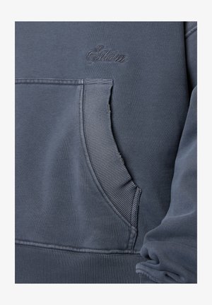 Dunkelgraue Sweatshirt-Tasche mit geripptem Saum und dezent besticktem Markennamen über der Tasche auf weichem Baumwollstoff.