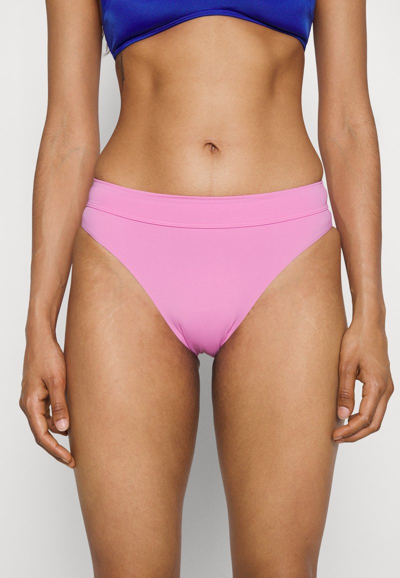 Rózsaszín bikini alsó sima, rugalmas anyagból. Magas szabású kivitel és széles derékszíj jellemzi, ami kényelmet és támaszt nyújt.