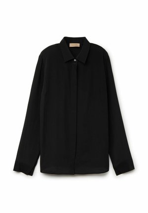 Schwarzes Langarmhemd mit verdeckter Knopfleiste vorne und klassischem Kragen, flach auf einem weißen Hintergrund liegend.