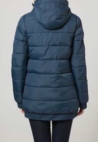 Marineblå dunjakke med hætte, der har quiltede sektioner, elastisk kant og snoredetaljer for justerbar pasform og varme.