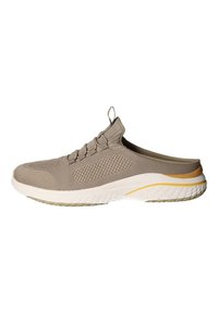 Beige Slipper mit einem strukturierten Strick-Obermaterial, elastischen Schnürsenkeln und einer weißen Sohle mit gelbem Akzent. Leicht und atmungsaktiv im Design.