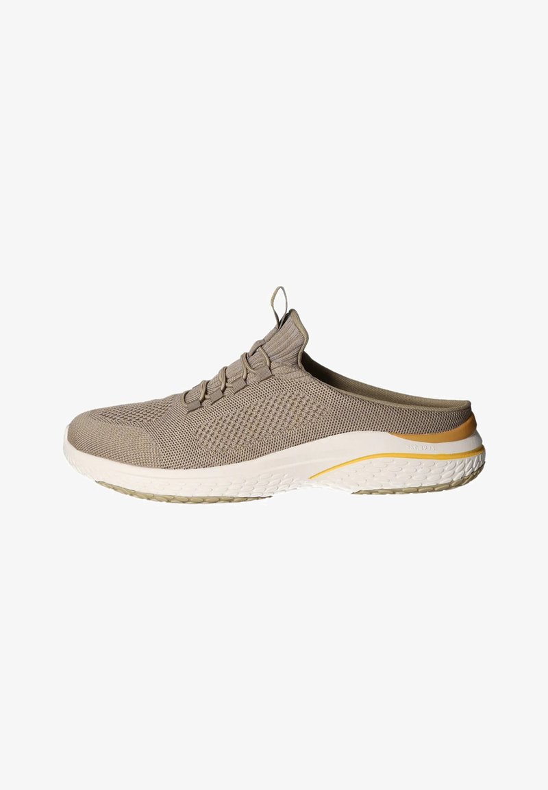 Beige Slipper mit einem strukturierten Strick-Obermaterial, elastischen Schnürsenkeln und einer weißen Sohle mit gelbem Akzent. Leicht und atmungsaktiv im Design.