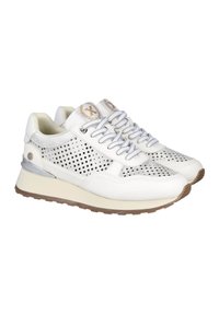 Zapatillas blancas con cuero perforado, acentos plateados y una suela intermedia de color claro. Presenta cordones, un cuello acolchado y una suela texturizada.