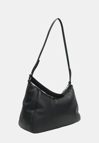 Borsa a spalla in pelle nera con forma curva, tracolla sottile e texture liscia. Presenta una cucitura sottile e dettagli in metallo.