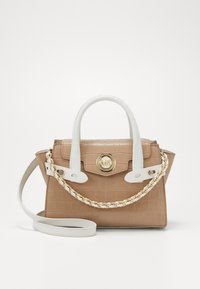 Tan faux krokodillelærhåndtaske med hvide accenter, en kædestrop og et guldlogoemblem. Har to håndtag og en struktureret form.