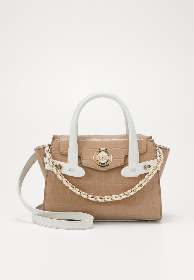 Tan faux krokodillelærhåndtaske med hvide accenter, en kædestrop og et guldlogoemblem. Har to håndtag og en struktureret form.
