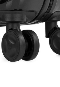 Montaje de ruedas de maleta negra que presenta dos ruedas redondas y suaves con una superficie texturizada, unidas a una base de plástico resistente.