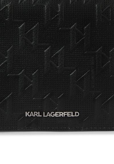 Черен текстуриран кожен материал с изпъкнал повтарящ се мотив KL и сребристо лого KARL LAGERFELD в долния център.
