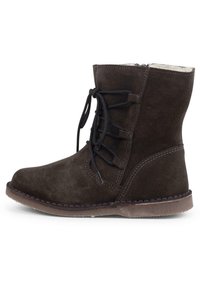 Botas de ante marrón hasta el tobillo con puntera redonda, cordones en la parte delantera y una cremallera lateral. Presentan una superficie texturizada y detalles de costura a lo largo de la suela.
