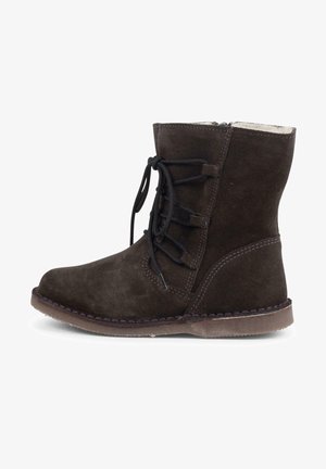 Stivaletti in suede marrone con punta rotonda, lacci sul davanti e zip laterale. Presentano una superficie testurizzata e dettagli cuciti lungo la suola.