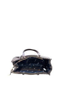 Borsa a tracolla marrone con manici in pelle, zip dorata e un interno blu che presenta un motivo ripetuto e una piccola tasca con zip.