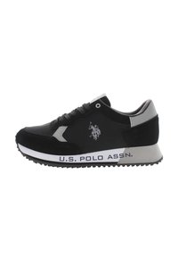 Sneaker nere realizzate in pelle e camoscio, con dettagli grigi, suola testurizzata, marchio U.S. Polo Assn. e un logo che presenta un giocatore di polo.