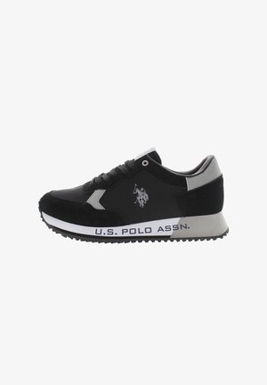 Sneaker nere realizzate in pelle e camoscio, con dettagli grigi, suola testurizzata, marchio U.S. Polo Assn. e un logo che presenta un giocatore di polo.