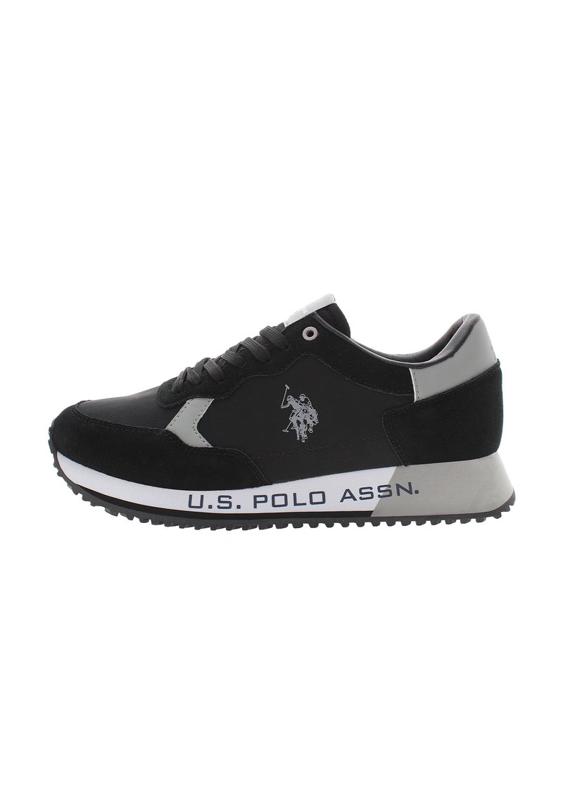 Sneaker nere realizzate in pelle e camoscio, con dettagli grigi, suola testurizzata, marchio U.S. Polo Assn. e un logo che presenta un giocatore di polo.