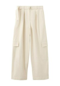 Pantalones cargo beige de pierna ancha con trabillas para cinturón, pliegues delanteros, bolsillos laterales con solapa y un ajuste suelto y largo.