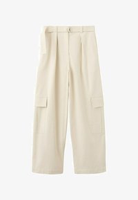 Pantalones cargo beige de pierna ancha con trabillas para cinturón, pliegues delanteros, bolsillos laterales con solapa y un ajuste suelto y largo.