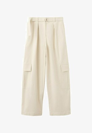 Pantalones cargo beige de pierna ancha con trabillas para cinturón, pliegues delanteros, bolsillos laterales con solapa y un ajuste suelto y largo.