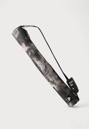Sort og gråt mønstret blødt etui med rem, mærket med "Burton" logo og en tag med teksten "Drink Me", designet til at bære en snowboardflaske.