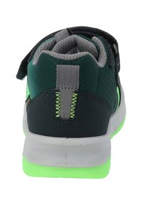 Mörkgrön och svart sneakersko med grå vadderad krage, grå dragflik och ljusgrön sula sedd från hälen.