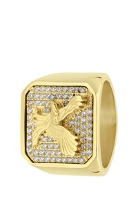 Bague dorée ton sur ton avec un visage carré arborant un motif d'oiseau détaillé, entourée de petites pierres précieuses transparentes, bande lisse et surface texturée.