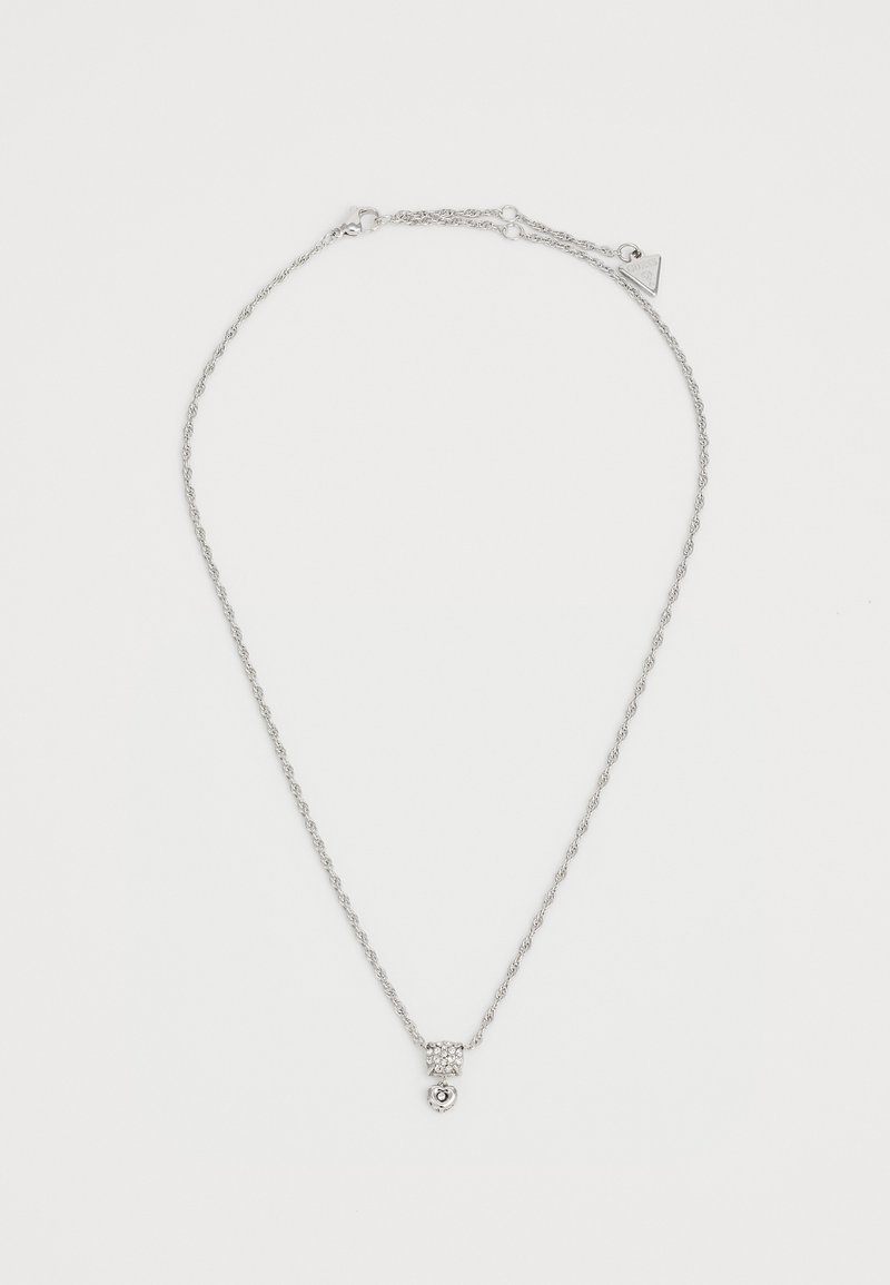 Colar de prata com uma corrente torcida. Apresenta um pendente com um destaque em cristal e uma base arredondada. Comprimento ajustável com fecho.