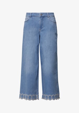 Helles, weit geschnittenes Jeansmodell aus Denim, mit einer wellenförmigen Spitzenborte am Saum. Zwei vordere Taschen und ein Verschluss mit einem einzelnen Knopf.