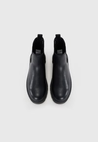 Zwarte leren enkelboots met een gladde textuur, elastische zijpanelen en trekloops voor gemakkelijke toegang. Rondneus en eenvoudig ontwerp.