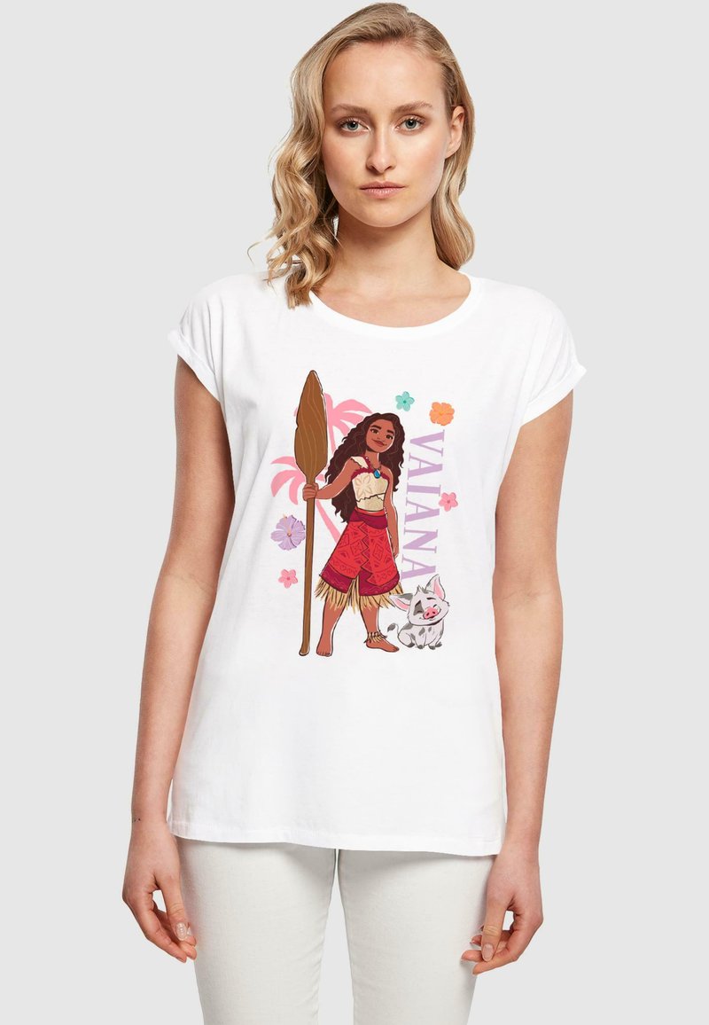 Camiseta blanca con un gráfico de una chica con un remo de madera, vestida con un atuendo rojo, acompañada de un pequeño cerdo de dibujos animados y acentos florales.