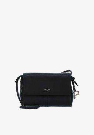 Zwarte leren crossbody tas met klepsluiting, smalle riem en klein metalen merklogo "PICARD" aan de voorkant in het midden.