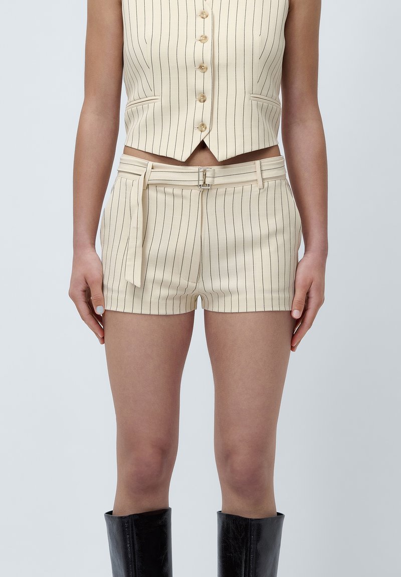 Beige stripete crop vest og shorts-sett, med en tettsittende design, funksjonelle lommer og et knyttet belte for et skreddersydd utseende.