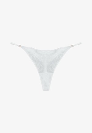 Biały koronkowy thong z teksturowanym wzorem i błyszczącymi akcentami metalowymi. Posiada wąskie boczne paski i minimalistyczny design.
