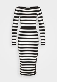 Robe midi ajustée à manches longues rayée horizontale en noir et blanc, avec col bateau et trois petits boutons près de l'ourlet sur un côté.