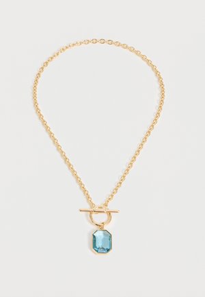 Collana a catena d'oro con chiusura a perno e un grande pendente rettangolare con una pietra preziosa blu appeso alla chiusura.