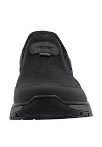 Zapato negro tipo slip-on hecho de material sintético texturizado con suela de goma, que presenta una etiqueta de marca en la parte frontal y detalles de costura sutiles.