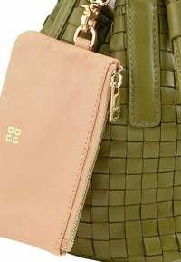Borsa intrecciata verde con una morbida pochette rosa staccabile. Accenti in metallo dorato e una zip sulla pochette per una chiusura sicura.