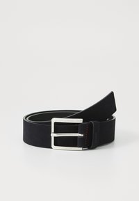 Curea din suede negru cu o cataramă rectangulară argintie, având un accent roșu pe cureaua din piele. Textură netedă și design clasic.
