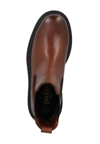 Scarpa slip-on in pelle marrone con punta arrotondata, suola in gomma nera, cuciture minime e pratica linguetta sul tallone.