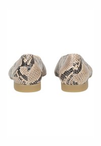 Mocasines con estampado de piel de serpiente en beige con detalles en negro, con una parte superior texturizada y una suela plana beige. Detalle de costuras visibles.