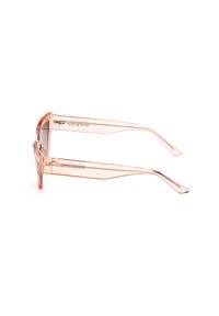 Gafas de sol transparentes rosas con lentes rectangulares, diseño elegante, logo dorado en la vara y detalles minimalistas en las bisagras de las patillas.