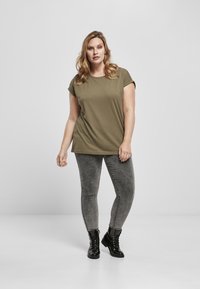 Urban Classics EXTENDED SHOULDER TEE - Pamata T-krekls - olive