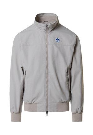 Hellgraue Jacke mit Reißverschluss, Stehkragen, gerippten Bündchen und Saum, zwei seitlichen Reißverschlusstaschen und einem kleinen runden blauen Logo auf der Brust.