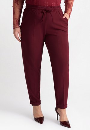 Bordeaux tapered broeken met een elastische tailleband en trekkoord, voorzien van omgeslagen zoom en een gladde stoftextuur.