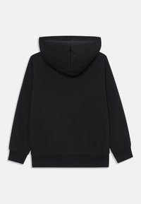 Hanorac negru dintr-un material moale, având glugă, mâneci lungi și manșete și tiv cu dungi. Fără grafice sau modele vizibile.