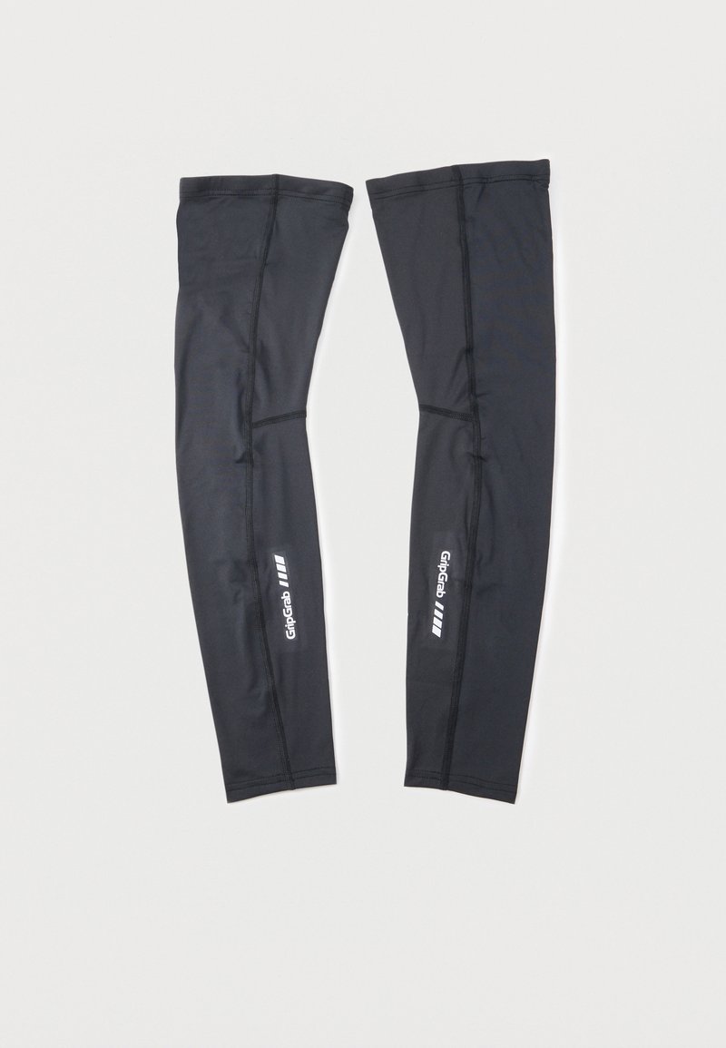 Ζευγάρι μαύρων θερμαντικών μανικιών GripGrab με ορατές ραφές και λευκό λογότυπο σε κάθε μανίκι, τοποθετημένα επίπεδα σε λευκό φόντο.