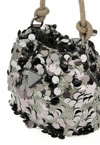 Sac seau en sequins avec des sequins circulaires argentés, noirs et roses. Inclut un détail de logo métallique et une sangle texturée nouée.
