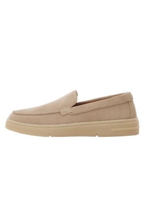 Beige ruskind slip-on herreloafers med en tyk tan gummisål og syning langs den øverste kant og tåen.